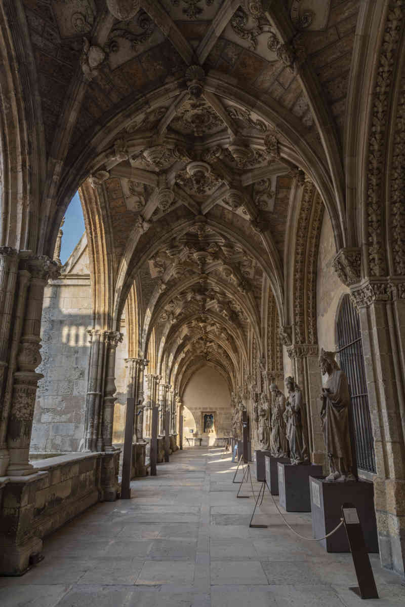 León 043 - catedral de Santa María de León - claustro.jpg